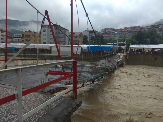 Meteoroloji 'kırmızı kod'la uyarmıştı! Zonguldak'ta durum çok fena köprüler yıkıldı, araçlar sular altında kaldı - Resim: 2