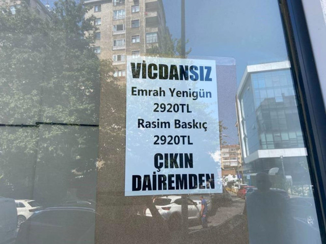 Kira zammında anlaşamayan ev sahibi bina girişine bu yazıyı astı - Resim: 0