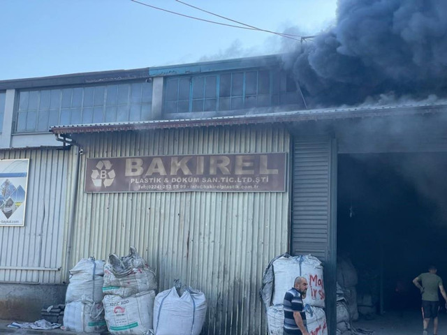 Geri dönüşüm tesisinde korkutan yangın! Siyah duman şehri kapladı... - Resim: 0
