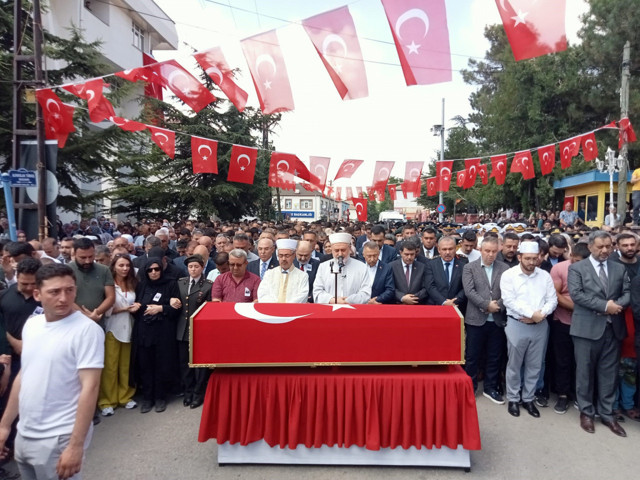 Şehit Teğmen Altınbaş memleketi Ankara'da gözyaşlarıyla son yolculuğuna uğurlandı - Resim: 2