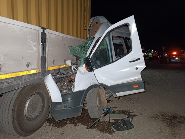 Gaziantep'te feci kaza! İşçi servisi tıra ok gibi saplandı: Ölü ve yaralılar var - Resim: 0