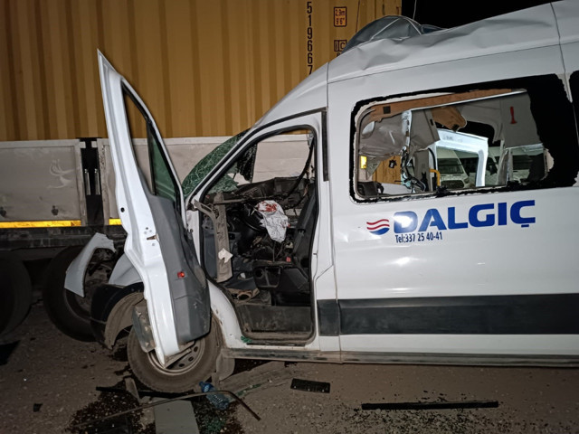 Gaziantep'te feci kaza! İşçi servisi tıra ok gibi saplandı: Ölü ve yaralılar var - Resim: 1