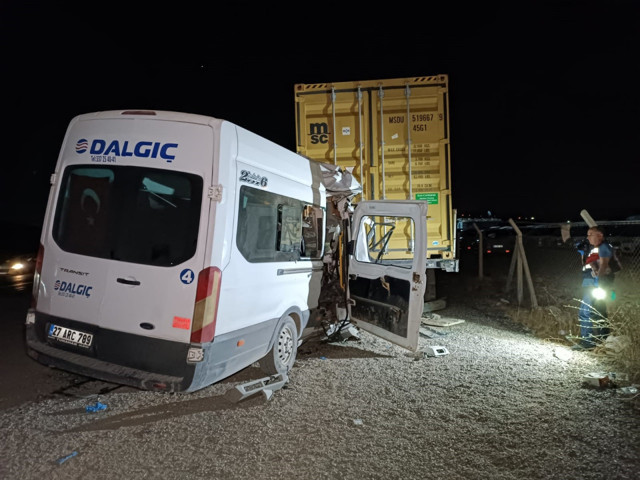 Gaziantep'te feci kaza! İşçi servisi tıra ok gibi saplandı: Ölü ve yaralılar var - Resim: 2