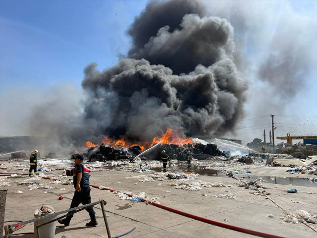 Aksaray'da geri dönüşüm fabrikasında yangın çıktı - Resim: 0