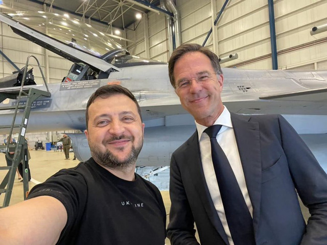 Zelenskiy, Hollanda başbakanı ile F-16 selfiesi paylaştı! 42 jet ve bu sadece bir başlangıç - Resim: 1