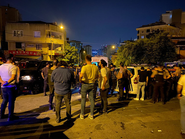 İstanbul'da çatışma çıktı! Bir polis şehit oldu 1 polis ağır yaralı! Saldırgan öldürüldü! - Resim: 0