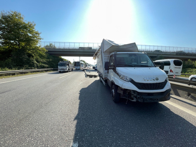 TEM'de lastiği patlayan tır köprü ayağına çarptı, zincirleme kaza beraberinde geldi - Resim: 1