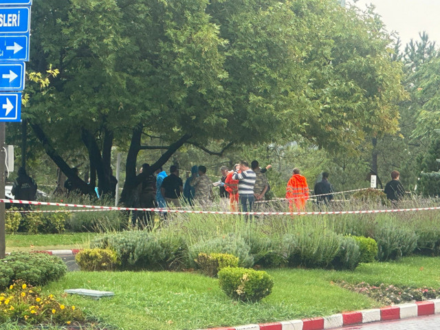 Milli Savunma'dan açıklama! Savaş uçağının parçası Ankara'da bir otoparka düştü! - Resim: 1