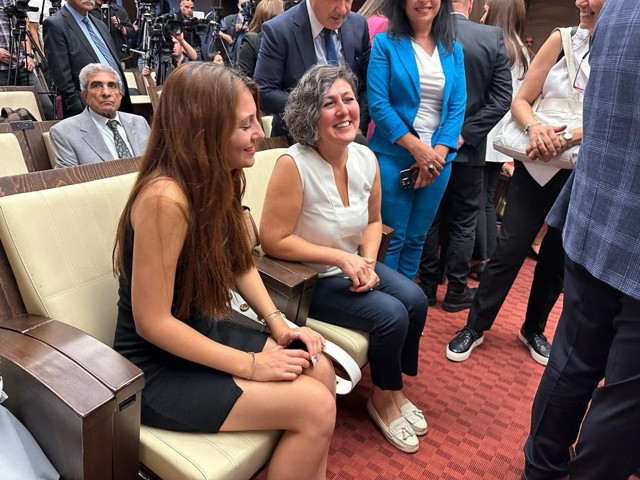 Özgür Özel CHP Genel Başkanlığı'na aday! CHP yönetimini kendi yokmuş gibi topa tuttu - Resim: 0