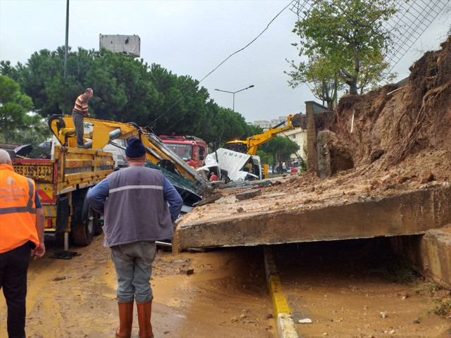 Pendik'te çöken istinat duvarının altında kalan minibüsteki kişi kurtarıldı - Resim: 3