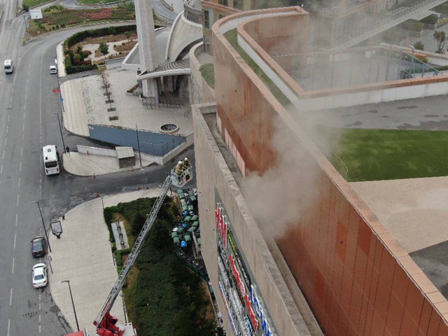 Maltepe'de bir AVM'de yangın çıktı - Resim: 0