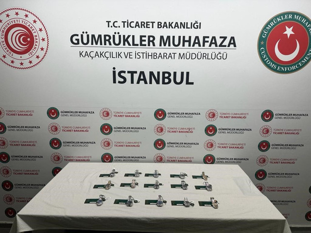 Varis çoraplarından çıkanlar hayrete düşürdü: 7 buçuk milyon TL değerinde... - Resim: 1