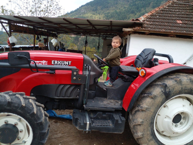 Manisa'da babasının kullandığı traktörün çarptığı bebek ağır yaralandı - Resim: 0