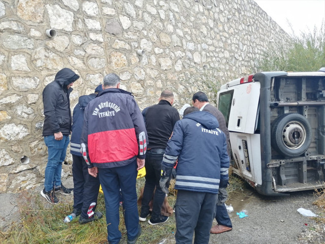 Van'da yolcu minibüsü devrildi: 2'si ağır 14 yaralı - Resim: 0