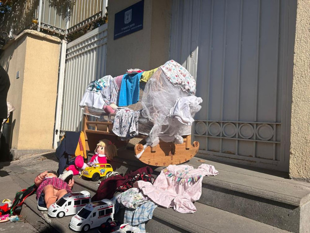 İsrail Büyükelçiliği önüne çocuk oyuncakları bırakıldı - Resim: 0