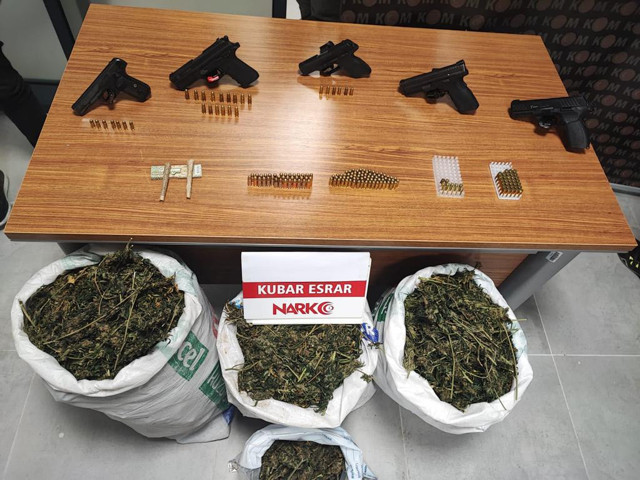 Uyuşturucu ile mücadele plaketi almıştı evinden 33 kilogram uyuşturucu çıktı - Resim: 0