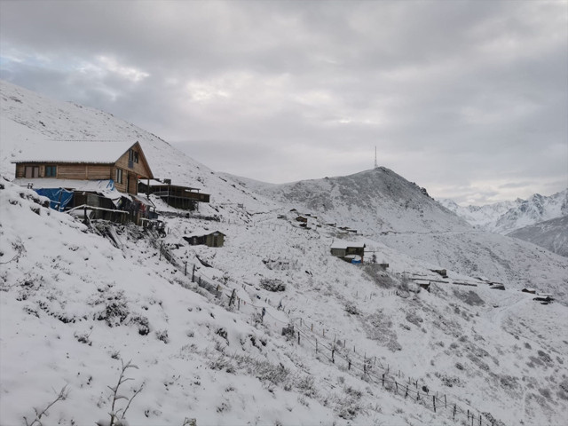 Rize'nin yüksek kesimlerine kar düştü, ortalık beyaza büründü - Resim: 0