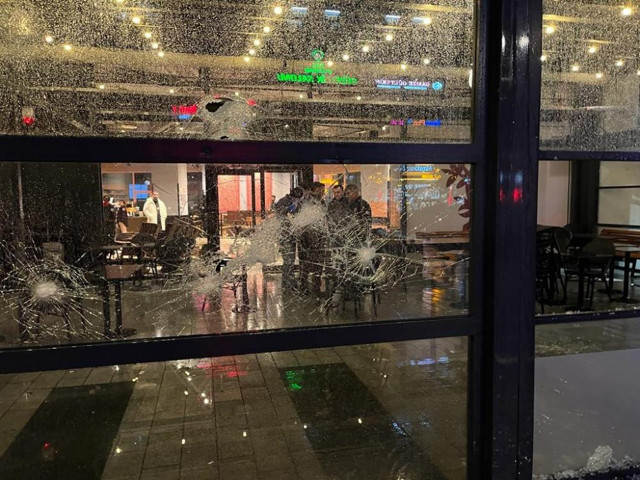 İsrail protestosunda olay çıktı! Kahve zinciri şubesinin camlarını kırdılar - Resim: 0