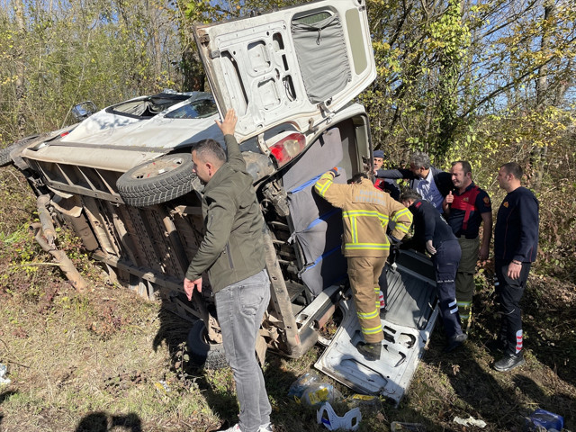 Bartın'da yolcu minibüsü devrildi: 1 çocuk öldü, 2'si ağır 10 kişi yaralandı. - Resim: 0
