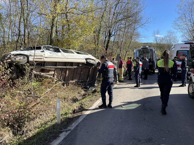 Bartın'da yolcu minibüsü devrildi: 1 çocuk öldü, 2'si ağır 10 kişi yaralandı. - Resim: 1