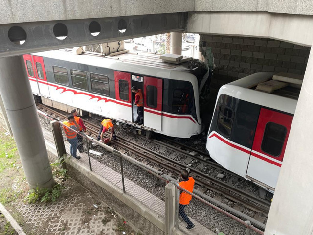 İzmir'de seyir halindeki metro raydan çıktı, duvara çarptı! - Resim: 3