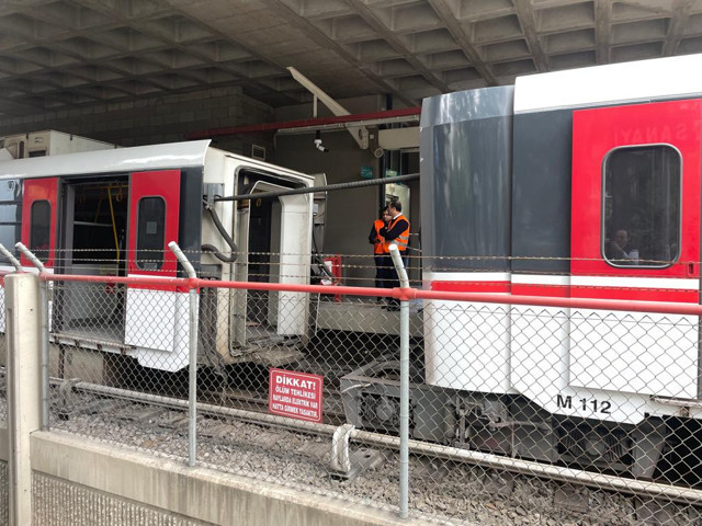 İzmir'de seyir halindeki metro raydan çıktı, duvara çarptı! - Resim: 1