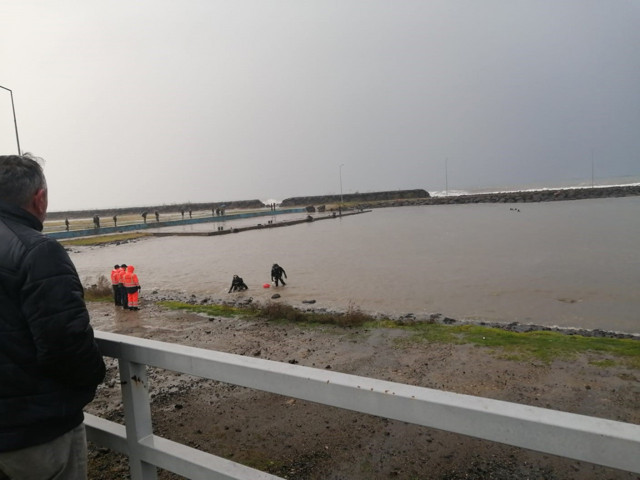 Trabzon'da fırtınada 2 genç Karadeniz'in azgın sularına kapıldı - Resim: 1