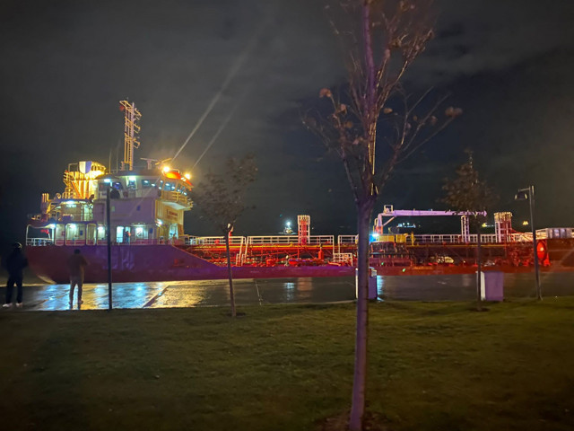 Yakıt tankeri karaya oturdu! Kaptan: Kırılmak üzereyiz... - Resim: 1