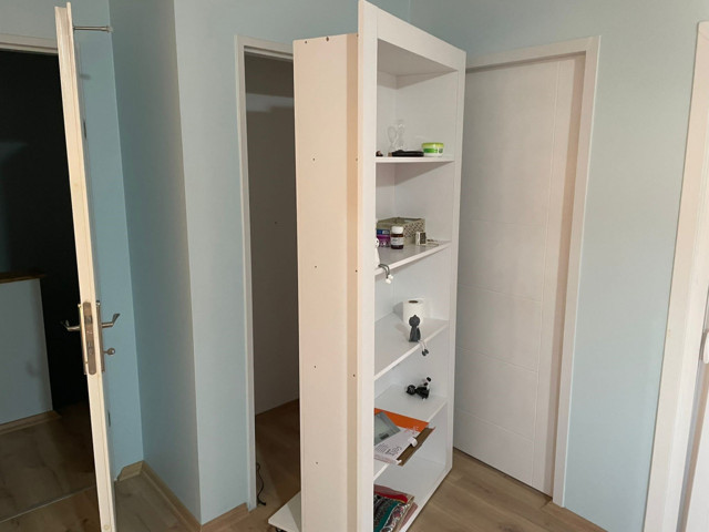 Osmaniye'de FETÖ hükümlüsü kadın kitaplık arkasındaki gizli bölmede yakalandı - Resim: 0