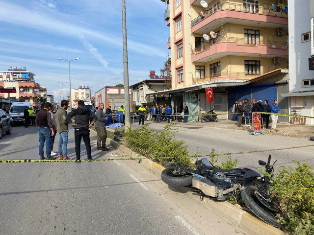 Antalya'da motosikletli gencin korkunç sonu! Karşı yönden gelen kamyonun altında kaldı: Kaza anı kamerada - Resim: 2