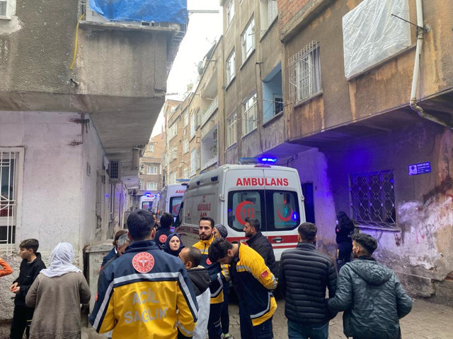 Diyarbakır'da 5 katlı metruk bina çöktü! Çökme anı kamerada - Resim: 1