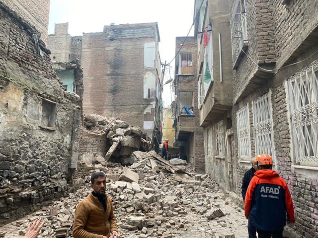 Diyarbakır'da 5 katlı metruk bina çöktü! Çökme anı kamerada - Resim: 0