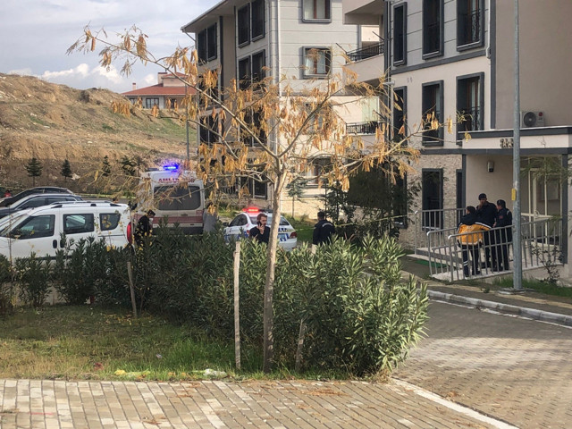 Denizli'de 3. kattan düşen genç adam hayatını kaybetti - Resim: 0