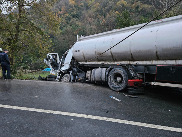Sarıyer'de freni patlayan tırla çöp arabası çarpıştı: 1 ölü, 3 yaralı - Resim: 0