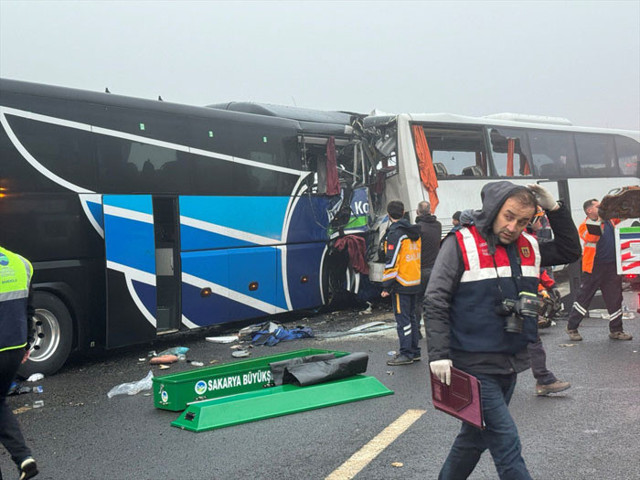 Sakarya'da 7 aracın karıştığı kazada ortalık kan gölüne döndü: 10 ölü 59 yaralı - Resim: 2