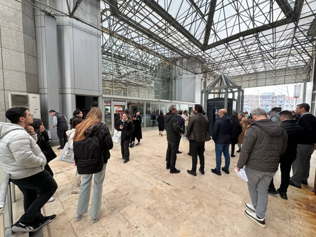 Belediye binasında büyük panik! Ekipler bölgede, binadakiler tahliye edildi - Resim: 1