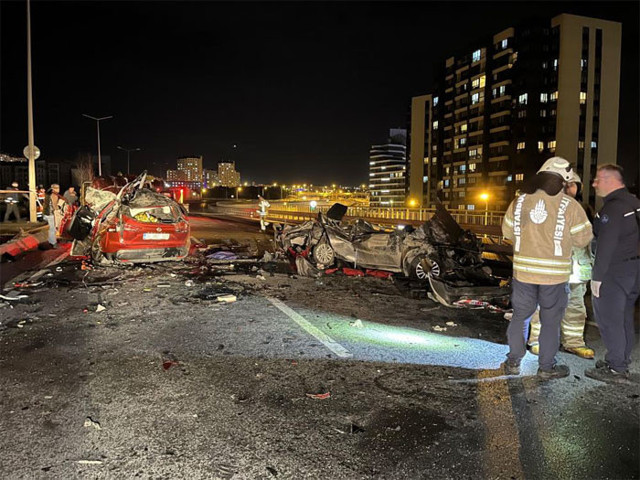 Başakşehir'de feci kaza! 4 kişi hayatını kaybetti - Resim: 0