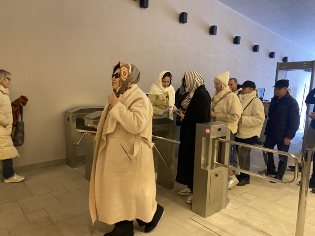 Ayasofya'da yeni dönem! Girişler ayrıldı, turistler ücret ödemeye başladı - Resim: 0