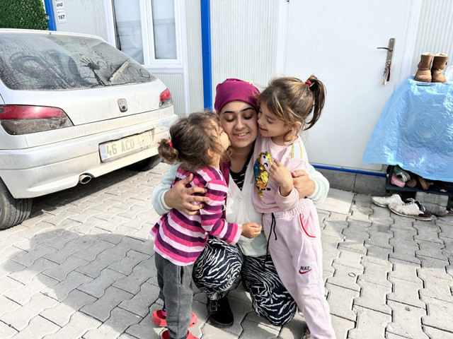 Enkaz altında kalan anne çocuklarını emzirerek hayatta tuttu! "Ağzında moloz parçası onu kemiriyor" - Resim: 0