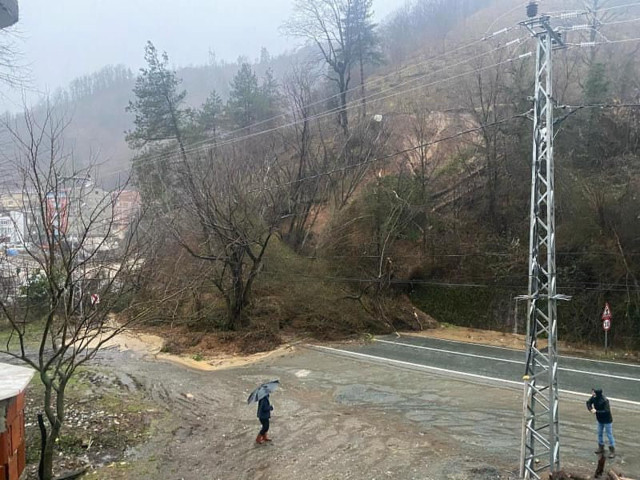 Artvin Borçka'yı sel vurdu! Cemaat camide mahsur kaldı! Okullar tatil edildi! Selin geliş anı kamerada... - Resim: 2