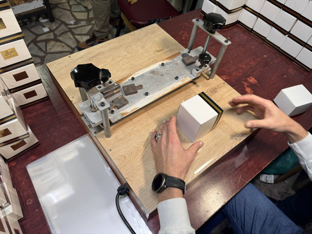 İstanbul'da düzenlenen operasyonda 50 bin sahte parfüm ele geçirildi - Resim: 0