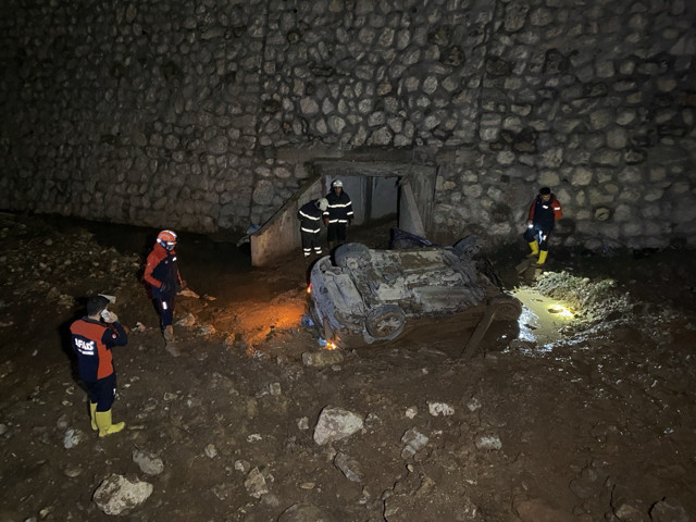 Adıyaman'da feci kaza! 1 polis öldü, 1 polis yaralandı: Kaza anı kamerada - Resim: 1