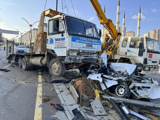Gaziantep'te çekici trafik ışıklarında bekleyen 6 araca çarptı: Yaralılar var - Resim: 1