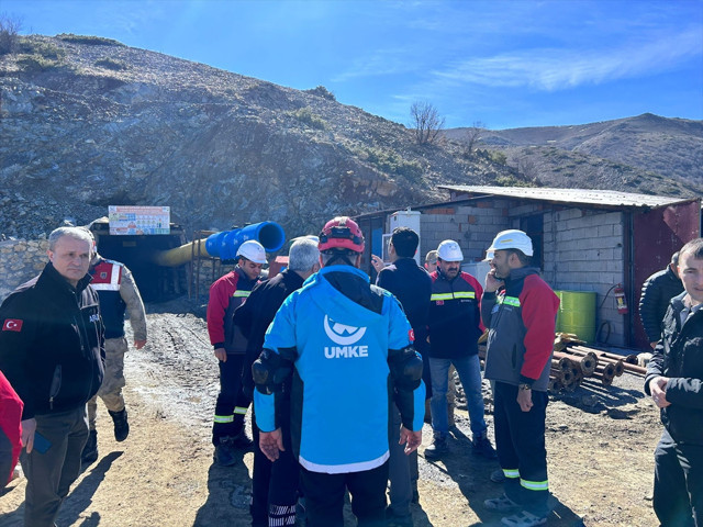 Elazığ'da maden ocağında göçük! 4 işçi toprak altında kaldı! Bakanlıktan açıklama geldi - Resim: 0