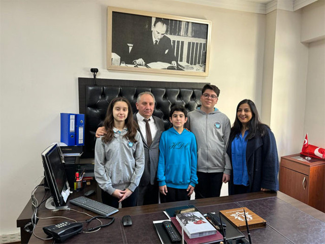 Kadıköy'de okullar arası münazara yarışması finalini Hakkı Değer Ortaokulu kazandı - Resim: 1