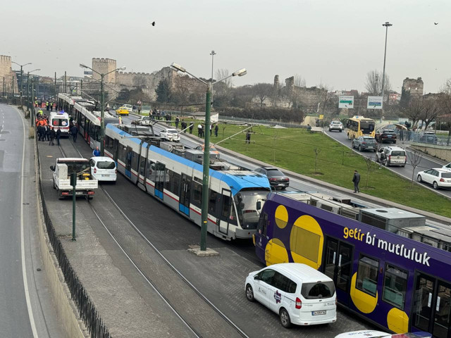 İstanbul'da feci kaza! Tramvayın çarptığı vatandaş hayatını kaybetti - Resim: 0