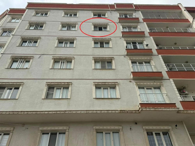 Anne, kurtarmak istediği kızı ve kucağındaki oğluyla birlikte 6’ncı kattan düşüp öldü - Resim: 0