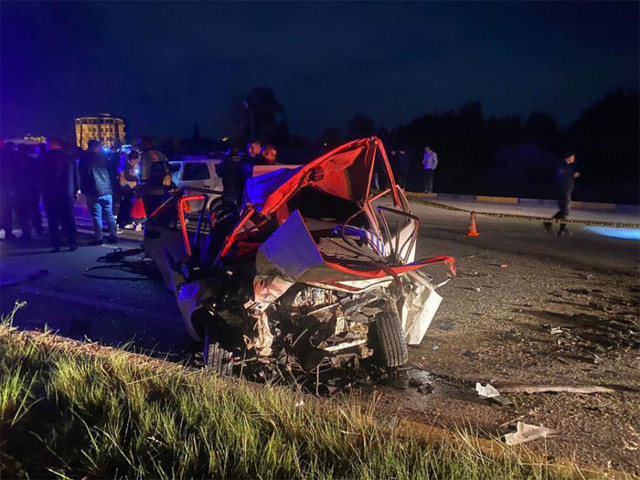 Antalya'da kontrolden çıkıp karşı şeride geçti: Hurdaya dönen Tofaş otomobilde kurtulan olmadı - Resim: 0