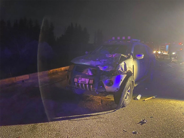 Antalya'da kontrolden çıkıp karşı şeride geçti: Hurdaya dönen Tofaş otomobilde kurtulan olmadı - Resim: 1