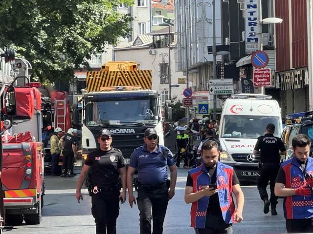 Son dakika İstanbul Küçükçekmece'de bina çöktü! Ölü ve yaralılar var - Resim: 0